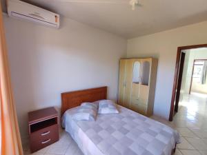 瓜尔达恩巴Residencial Medeiros的一间卧室配有一张床和一个梳妆台