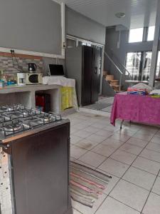 帕皮提Laure hebergement loue des lits en dortoir的客房内的厨房配有炉灶烤箱