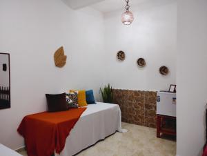 蒙蒂达斯加梅莱拉斯Chalés Recanto das Flores RN的一间卧室配有带色彩缤纷枕头的床。