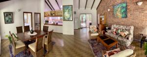 库兰达Botanica House Kuranda的一间带桌子的客厅和一间餐厅