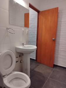 派桑杜Apart del Este Loft 6的一间带卫生间和水槽的浴室