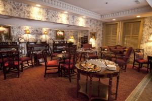 查尔斯顿市场廷苑酒店的一间在房间内配有桌椅的餐厅