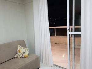 维拉维尔哈Jockey Family Chamonix 2的带沙发的客厅和阳台美景