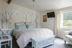 瓦纳卡滕培瓦纳卡住宿加早餐旅馆的卧室配有床,墙上有树木