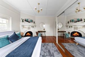 墨尔本Art Deco Hideaway - St Kilda的一间卧室配有一张床和两个壁炉