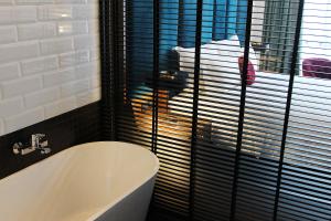 怡保唯裕酒店的带浴缸的浴室和窗户
