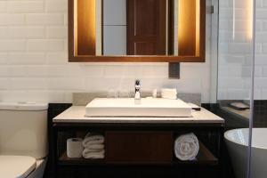 怡保唯裕酒店的一间带水槽和卫生间的浴室