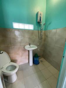 曼巴豪Medano Sunset Resort的一间带卫生间和水槽的浴室