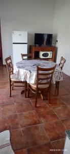 科洛尼亚-德尔萨克拉门托Apto. en Colonia, a 1 cuadra de la Plaza de Toros的餐桌、椅子、桌子和厨房