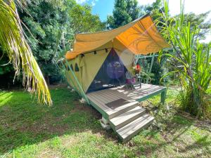 KealakekuaGingerhill Farm Retreat的庭院内带木门廊的帐篷