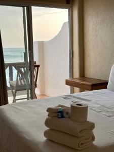 兹波利特Hotel Estrella de Mar的酒店客房带床铺、毛巾和窗户
