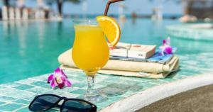 高龙撒冷岛萨拉度假村的一杯橙汁,在游泳池旁边