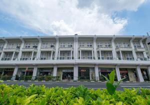 新加坡hovoh homes Bugis Rochor的街道边的白色大建筑