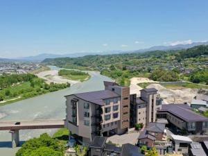 饭田市吉野亭酒店的享有河流和建筑物的空中景致