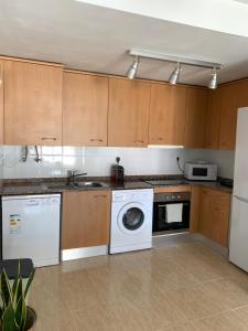 坎布里尔斯Acogedor apartamento con piscina en Vilafortuny, Cambrils的厨房配有洗衣机和洗碗机。