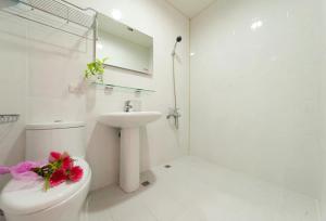 五结自由天地民宿的白色的浴室设有卫生间和水槽。
