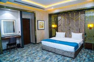 巴库Iris Hotel Baku - Halal Hotel的配有一张床和一张书桌的酒店客房