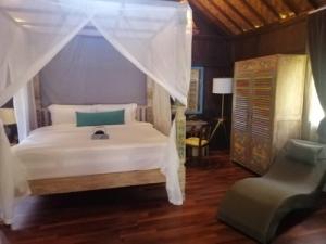 马六甲Sojourn Guest House Melaka的卧室配有白色的床和椅子
