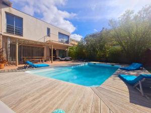 圣拉斐尔Coeur de ville maison piscine的一个带蓝色椅子的游泳池