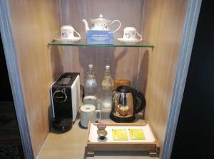 马六甲Sojourn Guest House Melaka的厨房配有咖啡壶和架子上的烤面包机