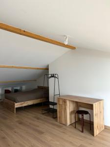 AndanceAppartement neuf avec garage的客房设有一张床、一张桌子和一张书桌。