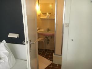 威廉港City Hostel by beans parc的一间带水槽、卫生间和镜子的浴室