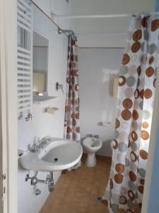 里米尼Hotel Migani的一间带水槽和卫生间的浴室