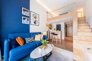 广州广州丽途国际公寓酒店（琶洲会展中心店）的客厅配有蓝色的沙发和桌子