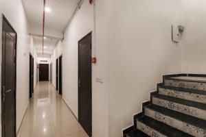 Vibhuti KhandInsight Inn Near Gomti Riverfront Park的走廊设有楼梯和黑色门