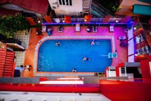 万象Nana Vientiane Hotel的游泳池游泳者的头顶景色
