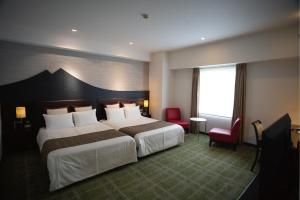 筑波贝斯特兰德酒店的酒店客房设有两张床和大窗户。