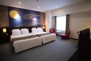 筑波贝斯特兰德酒店的酒店客房配有两张床和一张书桌