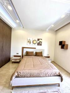 RejicheLuxury Sea View 3 Bedrooms, Central AC, WiFi的一间卧室,卧室内配有一张大床