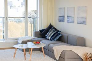 哥本哈根Penthouse - Amazing views & hygge的客厅配有沙发和桌子
