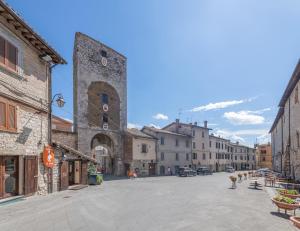 古比奥L'ira di Dante的镇里一条有大塔的街道
