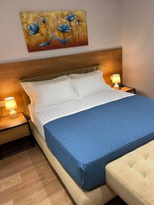 地拉那313 Villa City Center Hotel的一间卧室配有一张带2个床头柜的大床