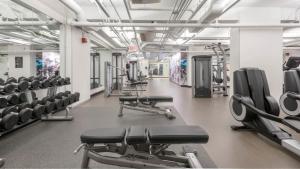 波士顿Spacious Beacon Hill 1BR wViews Gym BOS-498的健身房设有一排椅子和机器