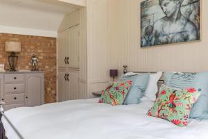 HurstpierpointOld Mill Lodge by Huluki Sussex Stays的卧室内的一张带白色床单和枕头的床