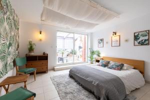马赛La petite Toscane de Marseille的一间卧室设有一张大床和一个窗户。