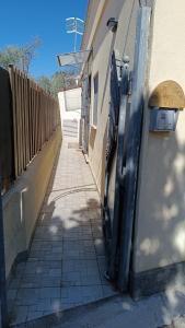 塔尔奎尼亚CASA DANI的建筑旁的一条带围栏的小巷
