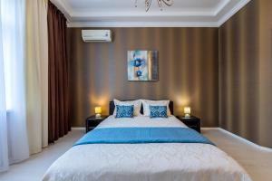 基辅2к квартира із видом на Хрещатик的一间卧室配有一张带蓝色枕头的大床