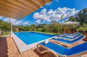 柳维Ideal Property Mallorca - Can Tomeu的一个带躺椅和遮阳伞的游泳池