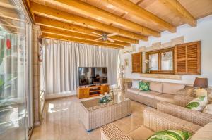 柳维Ideal Property Mallorca - Can Tomeu的带沙发和电视的客厅