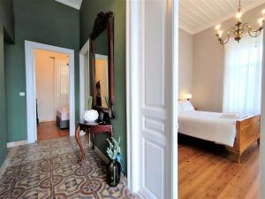 安德罗斯Spiti Sea View Neoclassical House in Stenies的卧室配有一张床,墙上设有镜子