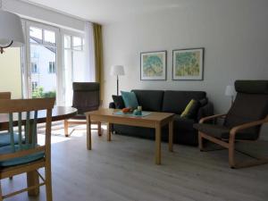 奥斯特巴德·哥伦Villa Granitz - Ferienwohnung Rechtern的客厅配有沙发和桌子