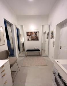 林茨Exclusive apartement in historic center的白色的房间,墙上设有绘画的走廊