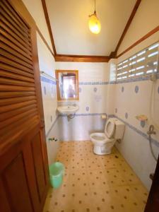 素可泰素可泰斯拉酒店的一间带卫生间和水槽的浴室