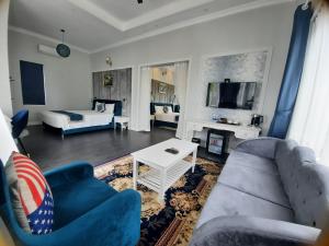 Phú ThọVườn Vua Resort & Villas的带沙发和电视的客厅