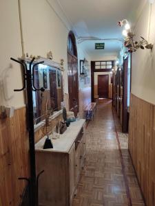 阿维莱斯Hostal la Fruta Nueva apertura的一间带水槽和长走廊的浴室