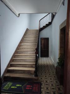 阿维莱斯Hostal la Fruta Nueva apertura的一座带木门的建筑中的楼梯